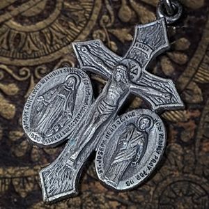 Beautiful vintage silver toned cross.
